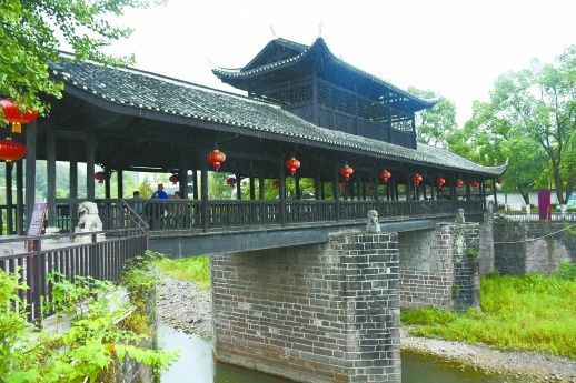 贺龙带领起义部队在家门口风雨桥(今贺龙桥)前坪聚集,过桥后兵分三路进攻县城 贺龙带领起义部队在家门口风雨桥(今贺龙桥)前坪聚集,过桥后兵分三路进攻县城